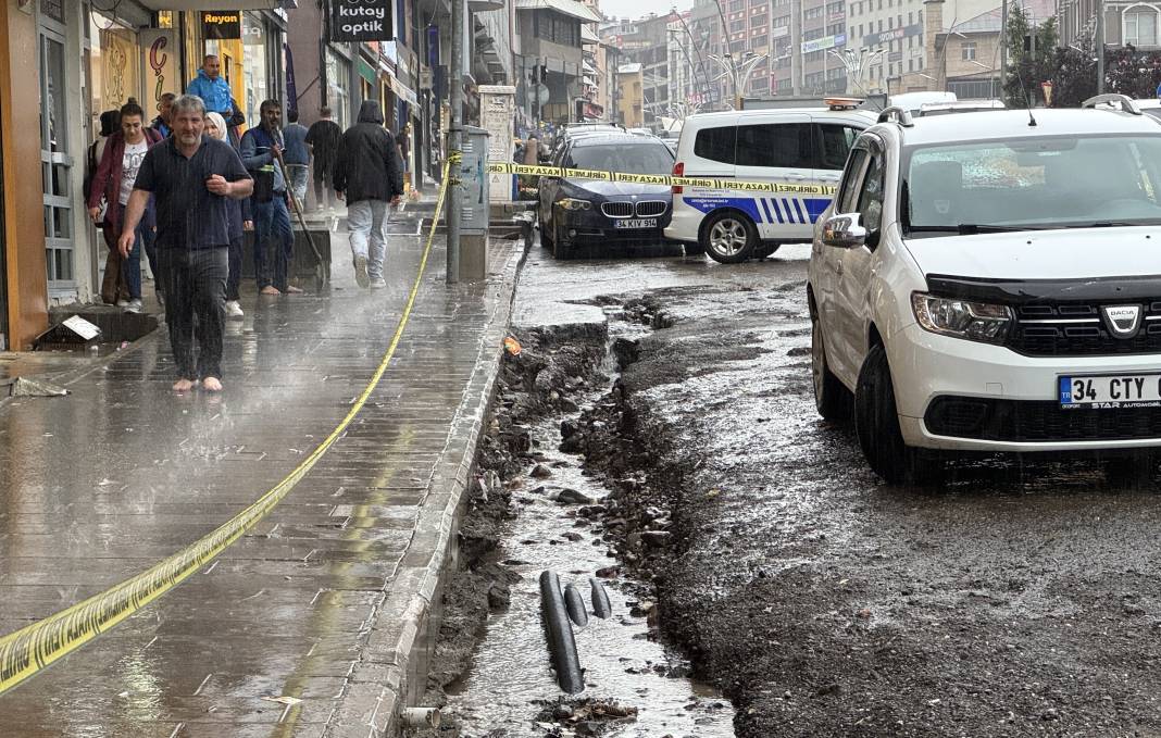 Erzurum'u sağanak vurdu! Evleri su bastı araçlar yolda mahsur kaldı 9